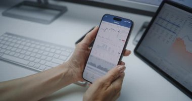 Smartphone ve Tablet Bilgisayar Çevrimiçi Ticari Mobil Uygulamayı Kullanarak Gerçek Zamanlı Borsa Çizelgelerini Denetleyen Finansal Analizci. Yatırım Bankası 'nda çalışan bir iş kadını. Kapat..