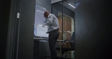 Happy Stock Tüccarı Gerçek Zamanlı Bilgisayar Hisselerine Bakıyor, Telefonda Konuşuyor, Meslektaşlarımızla Kazanan Ticaret Anlaşmasını Kutluyor. Heyecanlı Afro-Amerikan Yatırım Ajanı Kârlı Yatırımlar Yapıyor.