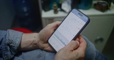 Gerçek zamanlı hisse senedi takibi, akıllı telefon kullanarak borsa grafikleri. Atölyede İşçi Bayramı 'nda Şifreleme Yatırımları Yapan Adam, İş ve Çevrimiçi Ticaret Birleştiriyor. Görüntüyü Kapat.