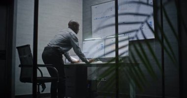 Mali Kriz Analisti, Telefonda Bağrışmalar, Geceleri Ofiste Gerçek-Zaman Piyasa Çizelgeleri Analizi. Afro-Amerikalı İşadamı Ani Borsa Çöküşü Hakkında Öfkeli.