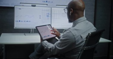 Dijital Tablet ve Bilgisayarda Çoklu İzleyici Masaüstü ile Gerçek zamanlı borsa ve borsa grafiklerini izleyen Afro-Amerikan borsa simsarı. Ofiste çalışan Yatırım Ajanı. Yakınlaştır.