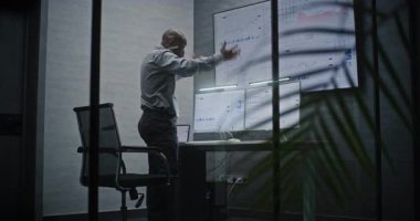 Menkul Kıymetler Borsası Borsası Finansal Kayıplar, Telefonda Bağrışmalar, Gerçek zamanlı Borsa İzleme, Geceleri Ofiste Borsa Tabloları. Afrika-Amerika Yatırım Ajanı Kötü Ekonomi Haberleri Hakkında Öfkeli.