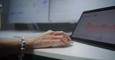 Bilgisayar Faresi Kullanan Kadın Borsacı, Gerçek zamanlı Borsa Tablet Bilgisayar ve Dijital Ekranlarda Borsa Tabloları Analizi. Finans Ajansı 'nda çalışan Yatırım Ajanı. Kapat..