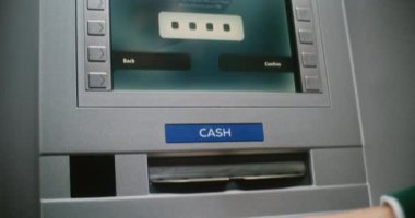 ATM kullanıcısı para çekmek için ATM klavyesinin şifresini giriyor. Bağlantı Kaybı nedeniyle iptal edilen aktarım hakkında Cash Machine Screen 'de Hata Mesajı. Para transferleri, bankacılık sistemi. Kapat..