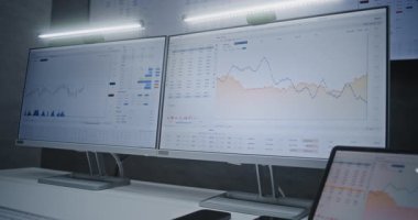 Finansal Analizci Gerçek Zamanlı Borsa Analizi, Çoklu Monitör Çalışma İstasyonu ve Dijital Tablet ile Bilgisayarda Piyasa Tabloları Değiştirme, Gerginlik. Afrikalı Amerikalı İşadamı Ofiste Çalışıyor.