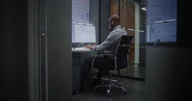 Heyecanlı Finansal Analistin Telefonu Var, Gerçek zamanlı Borsa Analizi Ofisteki Çoklu İzleme Bilgisayarında Değişim Listeleri. Mutlu Afrikalı Amerikalı İşadamı Başarılı Ticaret Anlaşması Yapıyor.
