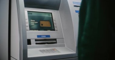 ATM kullanıcısı para çekmek için ATM klavyesinin şifresini giriyor. Başarısız Yetkilendirme nedeniyle İptal Edilen Aktarım Hakkında Para Makinesinde Hata İletisi Para transferleri, bankacılık sistemi. Kapat.