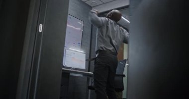 Gelişmiş Ticaret Ofisinde Mutlu Afrikalı Amerikalı İşadamı: Başarılı Finansal Ticaret Anlaşmasını Kutlarken Heyecanlı Finansal Analizci Atlama, Telefonla Arama, Kârlı Yatırım Yapma.