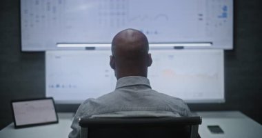 Menkul Kıymetler Borsası Gerçek Zamanlı Borsa İzleme, Çoklu İzleme Masaüstü Ayarları ile Bilgisayarda Borsa Tabloları Değiştirme, Telefonla Konuşma. Afrika-Amerika Yatırım Ajanı Geceleri Ofiste Çalışıyor.