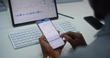 Smartphone ve Tablet Bilgisayar Online Ticaret Uygulaması 'nda Afro-Amerikan Borsa Borsası Analizi ve Borsa Çizelgeleri. Ofiste çalışan Yatırım Ajanı. Kapat..