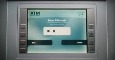 Para çekmek için ATM klavyesine tanımlanamayan kişi şifre giriyor. Para Makinesindeki Hata İletisi Kayıp Bağlantı nedeniyle Aktarım İptal Hakkında Görüntüleme. Banka ekipmanları. Görüntüyü Kapat.