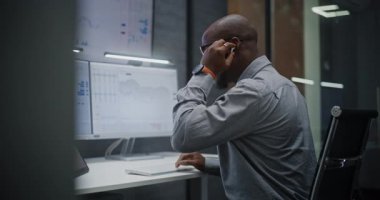 Çağrı sırasında borsa simsarları bağırıyor, mali zarara uğruyor, Ofisteki Çoklu İzleme Bilgisayarında borsa grafiklerini izliyor. Afrika-Amerika Yatırım Ajanı Ekonomi Haberlerine Kızdı.