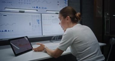 Kadın Finansal Analistin Telefon Görüşmesi Yapması, Gerçek Zamanlı Hisse Senetleri Analizi, Çoklu İzleyici Bilgisayar ve Dijital Tablet Piyasa Tabletleri Değişimi. Gece Finans Ajansı 'nda çalışan iş kadını..