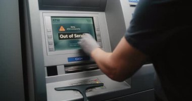 Temizleyici Vandalize ATM Ekranı Rag ile silme, Graffiti Kaldırma, Otomatik Veznedar Makinesinden Yazılı Etiketler, Para Makinesi. Temizlik Servisi, Mülk Hasarı, Kamu Bankasına Zarar Verme.