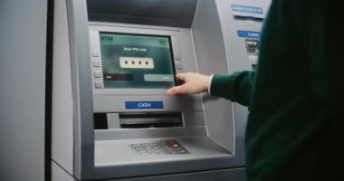 Para çekmek için ATM klavyesine tanımlanamayan kişi şifre giriyor. Para Makinesindeki Hata İletisi Kayıp Bağlantı nedeniyle Aktarım İptal Hakkında Görüntüleme. Banka ekipmanları. Görüntüyü Kapat.