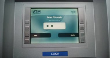 Para çekmek için ATM klavyesine tanımlanamayan kişi şifre giriyor. Engellenmiş Banka Hesabı nedeniyle Para Makinesinde İşlem İptal Hakkında Hata İletisi. Banka ekipmanları. Kapat..