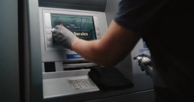 Temizleyici Vandalize ATM Ekranı Rag ile silme, Graffiti Kaldırma, Otomatik Veznedar Makinesinden Yazılı Etiketler, Para Makinesi. Temizlik Servisi, Mülk Hasarı, Kamu Bankasına Zarar Verme.