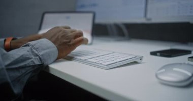 Klavyede Finansal Analizci Daktilo, Gerçek zamanlı Borsa ve Borsa Çizelgelerini Çoklu İzleyici Çalışma İstasyonu ile Bilgisayarda İzleme. Ofiste çalışan Afrikalı Amerikalı İş Adamı. Görüntüyü Kapat.