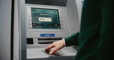 ATM kullanıcısı para çekmek için ATM klavyesinin şifresini giriyor. Engellenmiş Banka Hesabından İptal Edilen İşlem Hakkında Para Makinesi Ekranında Hata Mesajı. Para transferleri, bankacılık sistemi. Kapat.