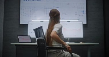Multi-Monitor Workstation, Real-Time Stocks ve Exchange Market Charts ile bilgisayar üzerinde çalışan kadın finans analisti. Başarılı İşkadını Yatırım Bankası Ofisinde Gece Çalışıyor.