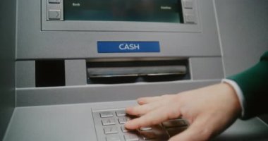 ATM kullanıcısı para çekmek için ATM klavyesinin şifresini giriyor. Engellenmiş Banka Hesabından İptal Edilen İşlem Hakkında Para Makinesi Ekranında Hata Mesajı. Para transferleri, bankacılık sistemi. Kapat.