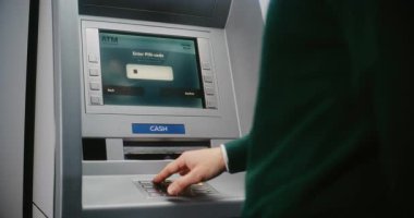 ATM kullanıcısı para çekmek için ATM klavyesinin şifresini giriyor. Engellenmiş Karttan İptal Edilen Aktarım Hakkında Para Makinesinde Hata Mesajı Para transferleri, bankacılık sistemi. Görüntüyü Kapat.