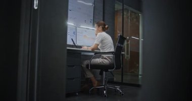 Kadın Finansal Analistin Telefon Görüşmesi Yapması, Gerçek Zamanlı Hisse Senetleri Analizi, Çoklu İzleyici Bilgisayar ve Dijital Tablet Piyasa Tabletleri Değişimi. Gece Finans Ajansı 'nda çalışan iş kadını..