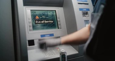 Temizleyici Vandalize ATM Ekranı Rag ile silme, Graffiti Kaldırma, Otomatik Veznedar Makinesinden Yazılı Etiketler, Para Makinesi. Temizlik Servisi, Mülk Hasarı, Kamu Bankasına Zarar Verme.