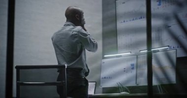 Borsa komisyoncusu telefonda bağırıyor, finansal zarara uğruyor, gerçek zamanlı hisse senetlerini izliyor, geceleri borsa çizelgelerini değiştiriyor. Afrika-Amerika Yatırım Ajanı Kötü Ekonomi Haberleri Hakkında Öfkeli.