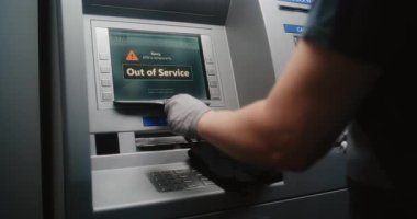 Temizlikçi, Temizlik Uzmanı ATM 'den mikrofiber bezle silme, temizleme tozu, otomatikleştirilmiş vezne makinesi, kullanıma hazır para makinesi. Kamu Bankaları Ekipmanı.