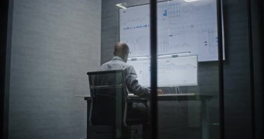 Mali Kriz Analisti, Telefonla Bağrışma, Geceleri Ofiste Değişim Piyasaları Analizi. Afro-Amerikalı İşadamı Ani Borsa Çöküşü Hakkında Öfkeli.