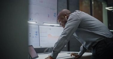 Finansal Analizci Çağrı sırasında bağırıyor, Mali Kriz 'den muzdarip, Geceleri Ofisteki Borsa Çizelgelerini Analiz Ediyor. Afro-Amerikalı İşadamı Ani Borsa Çöküşü Hakkında Öfkeli.