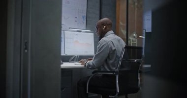 Çağrı sırasında borsa komisyoncusu bağırıyor, finansal zarara uğruyor, gerçek zamanlı hisse senedi ve borsa çizelgelerini takip ediyor. Afrika-Amerika Yatırım Ajanı Kötü Ekonomi Haberleri Hakkında Öfkeli.