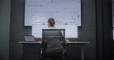 Gerçek zamanlı hisse senedi denetleyen borsa komisyoncusu, bilgisayardaki borsa grafikleri çoklu monitör masası kurulumu, telefonda konuşan. Geceleri ofiste çalışan Profesyonel Yatırım Ajanı.