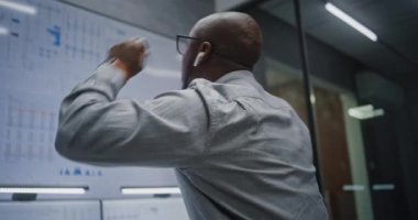 Finansal Analizci Çağrı sırasında bağırıyor, Ekonomik Kriz Analizi 'nden muzdarip Değişim Piyasa Çizelgelerini Çoklu İzleme Bilgisayarı' nda. Afro-Amerikalı İşadamı Ani Borsa Çöküşü Hakkında Öfkeli.