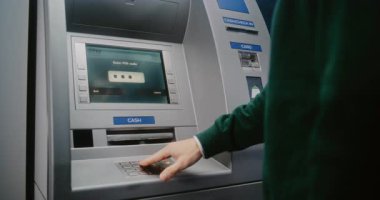 Para çekmek için ATM klavyesine tanımlanamayan kişi şifre giriyor. Para Makinesindeki Hata İletisi Mevcut Para Yok nedeniyle Aktarım İptali Hakkında Görünüm. Banka ekipmanları. Kapat..