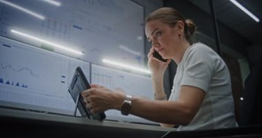 Kadın Finansal Analist Telefonda Konuşuyor, Finansal Krizden Acı Çekiyor, Çok İzli Bilgisayar ve Tablet Piyasa Çizelgelerini Analiz Ediyor. İşkadını Borsa Çöküşü Hakkında Öfkeli.