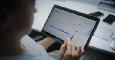 Dijital Tablet ve Stylus Kullanarak Kadın Borsası Borsacıları İzleme ve Analiz Etme, Çevrimiçi Ticaret Uygulamasında Piyasa Grafikleri. Ofiste çalışan Profesyonel Yatırım Ajanı. Kapat..