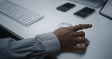 Afro-Amerikan Borsa İşlemcisi Gerçek-Zamanlı Borsa İzleme, Çoklu İzleme Bilgisayarı ve Dijital Tablet 'te Değişim Piyasası Çizelgeleri, Sinir Duygu. Ofiste çalışan Yatırım Ajanı. Kapat..