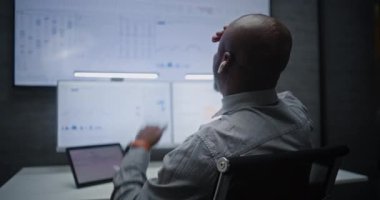 Finansal Analizci Çağrı sırasında bağırıyor, Mali Kriz 'den muzdarip, Değişim Piyasa Çizelgelerinin Çoklu İzleme Bilgisayarında Analizi Yapıyor. Afro-Amerikalı İşadamı Borsa Çöküşü Hakkında Öfkeli.