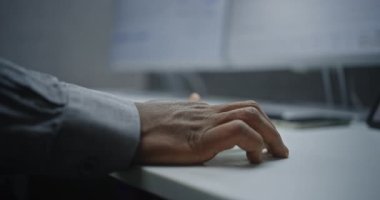 Finansal Analizci Gerçek Zamandaki Hisseleri Analiz Ediyor, Piyasa Çizelgeleri Bilgisayarda Çoklu Monitör Çalışma İstasyonu ve Dijital Tablet ile Sinir Duyuyor. Ofiste çalışan Afrikalı Amerikalı İş Adamı. Kapat..