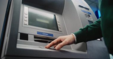 ATM kullanıcısı para çekmek için ATM klavyesinin şifresini giriyor. Parasızlık nedeniyle iptal edilen işlemler hakkında Para Makinesi Ekranında Hata Mesajı. Para transferleri, bankacılık sistemi. Görüntüyü Kapat.