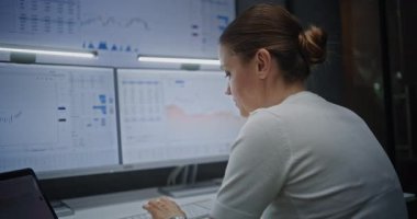 Kadın Borsa Komisyoncusunun Telefon görüşmesi, Finansal Kayıplar, Çoklu İzleme Bilgisayarı ve Dijital Tablet 'te Borsa Çizelgeleri İzleme. Yatırım Temsilcisi Kötü Ekonomi Haberleri Hakkında Stres Yaptı