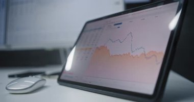 Çevrimiçi Ticaret Yazılımını gösteren Çoklu Monitör Masaüstü Sistemi ile Dijital Tablet ve Bilgisayar. Afro-Amerikan Borsa Borsası Gerçek zamanlı Borsa Analizi, Borsa Tabloları. Kapat..