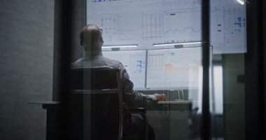 Menkul Kıymetler Borsası Gerçek Zamanlı Borsa İzleme, Çoklu İzleme Masaüstü Ayarları ile Bilgisayarda Borsa Tabloları Değiştirme, Telefonla Konuşma. Afrika-Amerika Yatırım Ajanı Geceleri Ofiste Çalışıyor.