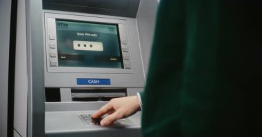 Para çekmek için ATM klavyesine tanımlanamayan kişi şifre giriyor. Engellenmiş Karta bağlı olarak Para Makinesinde İşlem İptal Hakkında Hata İletisi. Banka ekipmanları. Görüntüyü Kapat.
