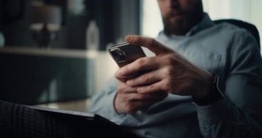 Başarılı İşadamının Kapanışı Smartphone üzerinde çalışıyor, Gerçek zamanlı borsa grafiklerini izliyor, yatırım yapıyor. Mali Analizci Konforlu Yatırım Bankası Ofisinde Çalışıyor.