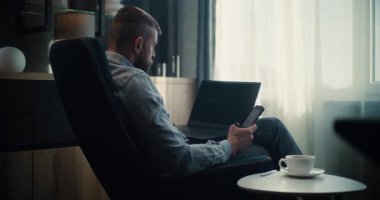 Çevrimiçi Ticaret Yazılım 'da Dizüstü bilgisayar ve Smartphone üzerinde çalışan Profesyonel Finans Analisti, Gerçek zamanlı Borsa Tabloları Analizi. Başarılı İşadamı Yatırım Bankası Ofisinde Çalışıyor.