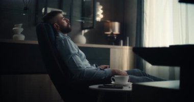 Profesyonel Finans Uzmanı Kapalı Gözlerle Sandalyede Oturuyor, İşten Sonra Dinleniyor ve Sıkı Ticaret Günü. Rahat İçişleri Bakanlığı veya Yatırım Bankası Ofisi 'nde başarılı bir iş adamı. Sabit Çekim.