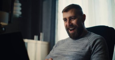 Menkul Kıymetler Borsası Menkul Kıymetler Borsacısı Başarılı Ticaret Anlaşması, İş Ortağıyla Görüşme, Gerçek zamanlı Hisseleri İzleme, Ofiste Dizüstü Bilgisayarda Çalışma. İşadamı Kârlı Yatırımlar Yapıyor.